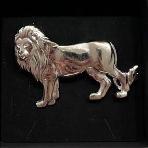 Vintage lion silver tone brooch